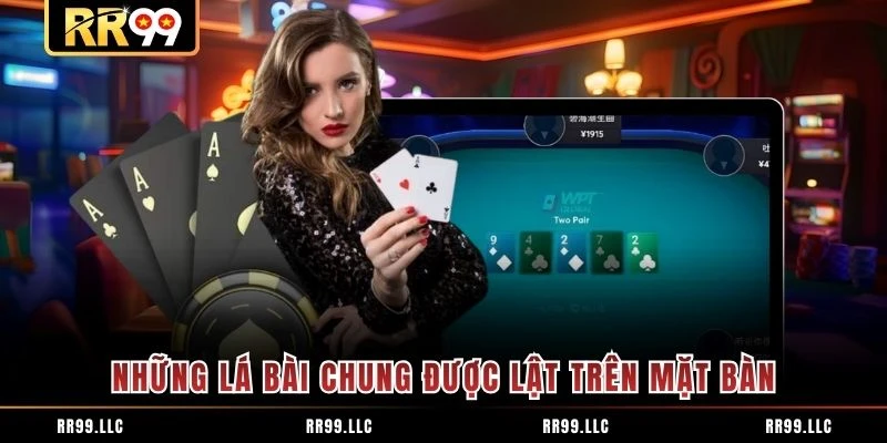 Những lá bài chung được lật trên mặt bàn